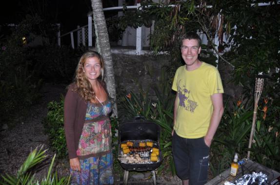 Com um hóspede holandes no churrasco da Pousada El Momo, em Windwardside, Saba - Caribe